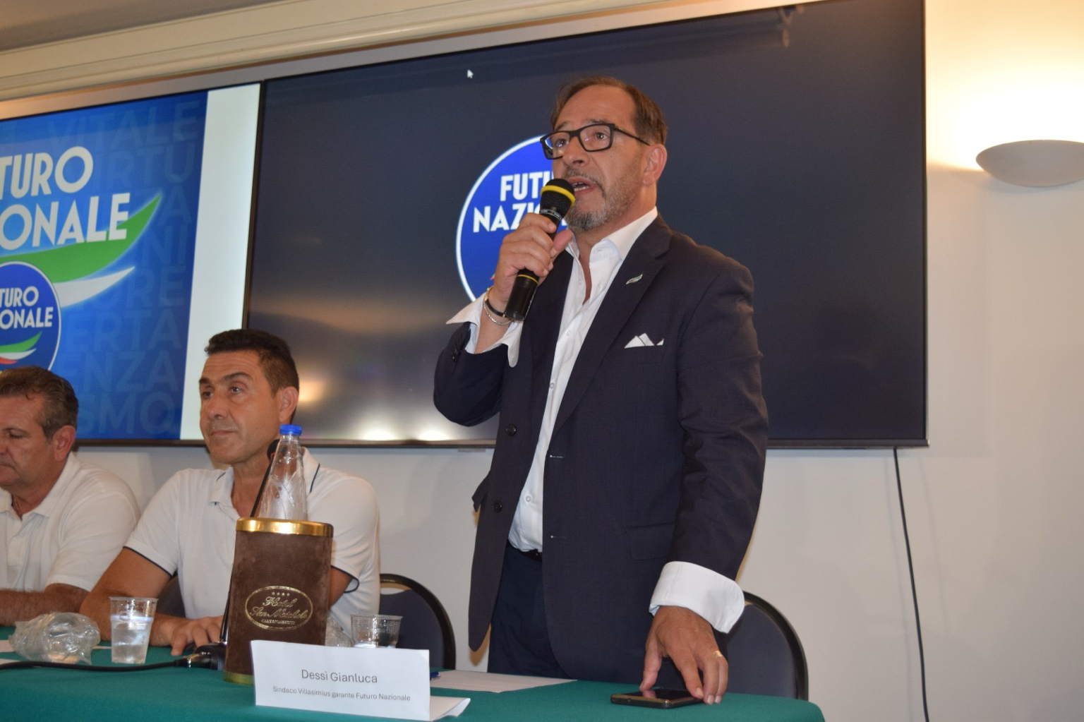 Gianluca Dessì interviene a un incontro pubblico di Futuro Nazionale