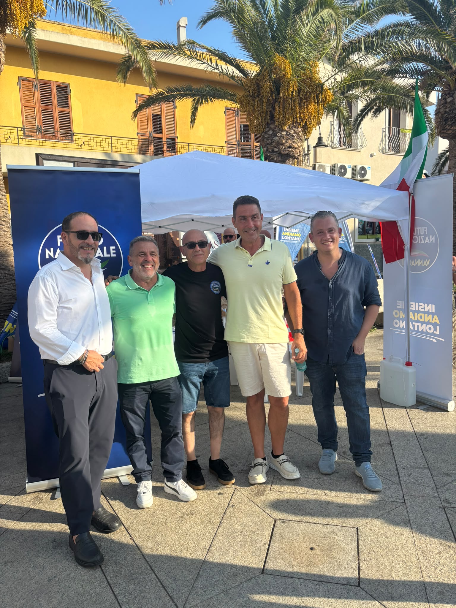 Gazebo di Futuro Nazionale in piazza